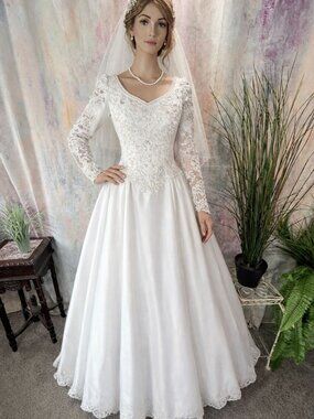 VTG 📌 Michelangelo Romantic 90s Princess Lace & Beaded Gown with Short Train